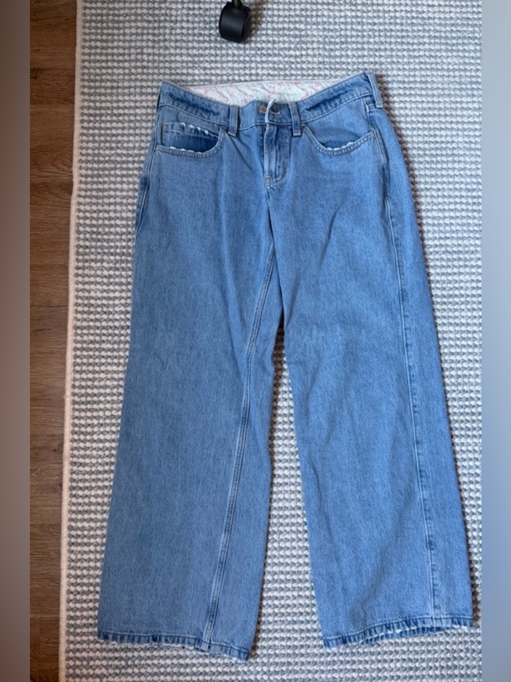 Hollister Low rise baggy jeans with floral fold over waist sz
2/26 short length